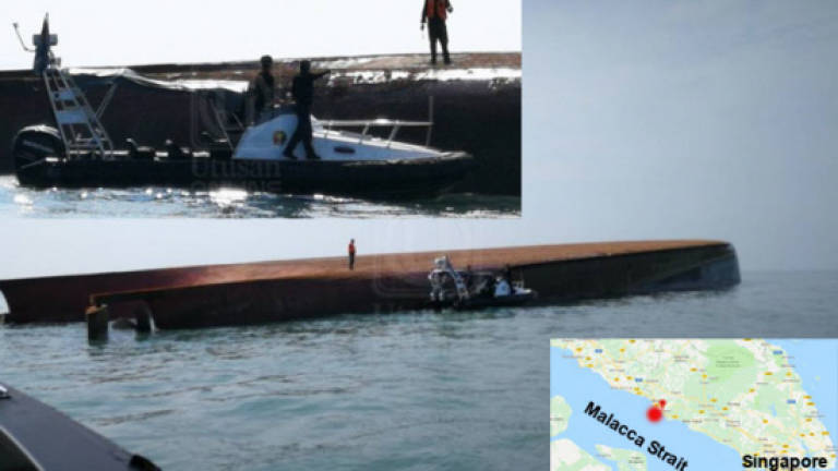 Chinese sailors rescued alive after capsize