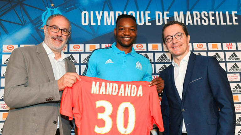 France goalkeeper Mandanda returns to Marseille