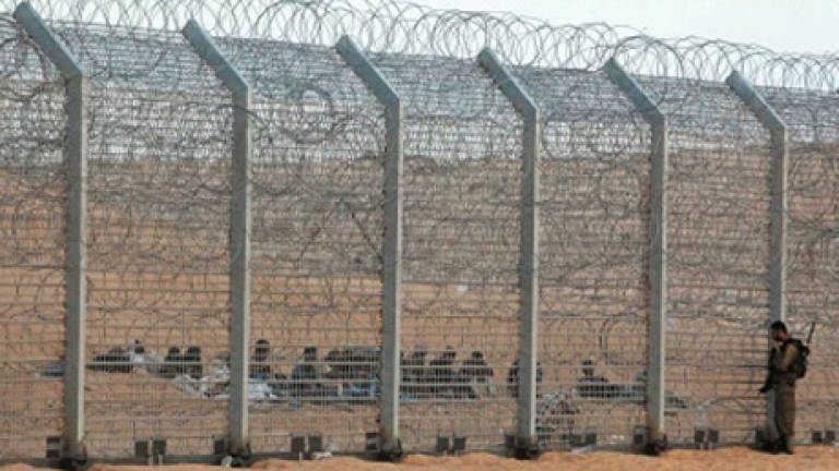 Israel raises height of barrier on Egypt border