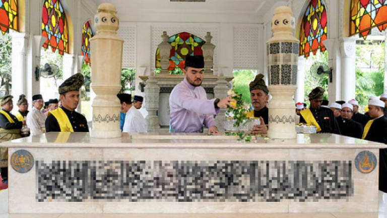 Selangor Sultan visits Royal Mausoleum in conjunction with birthday