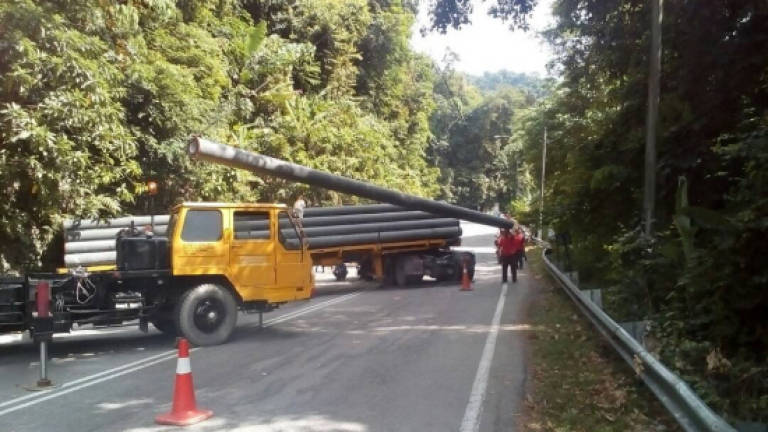 Stalled trailer causes massive traffic jam at Jln Relau to Jln Balik Pulau