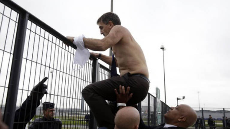 Air France 'shirt-ripping' trial opens