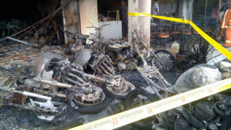 (Video) Fire at motorcycle shop results in multiple explosions