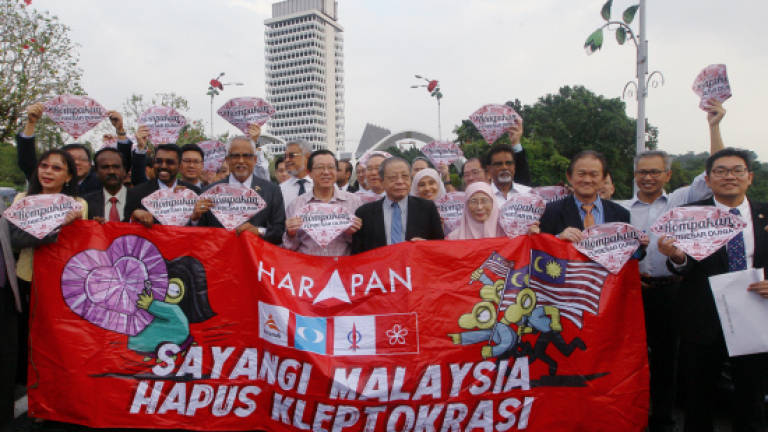 Pakatan lawmakers march to Bank Negara to submit 1MDB petition