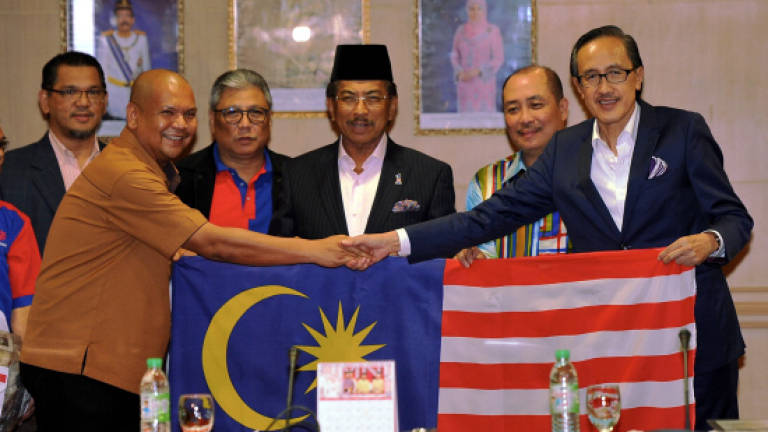 Sabah Umno receives 15,000 Jalur Gemilang from civics bureau