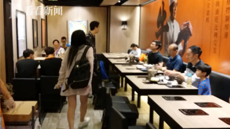 Ruckus in restaurant after kid pees in tea cup (Video)