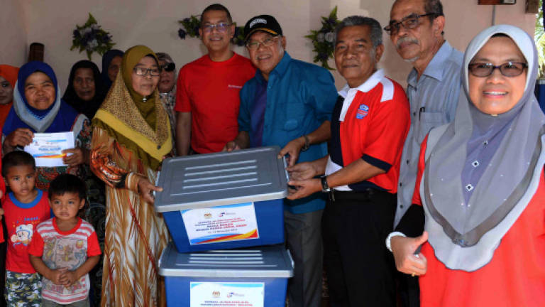 200 families from Komuniti 1Malaysia receive aid