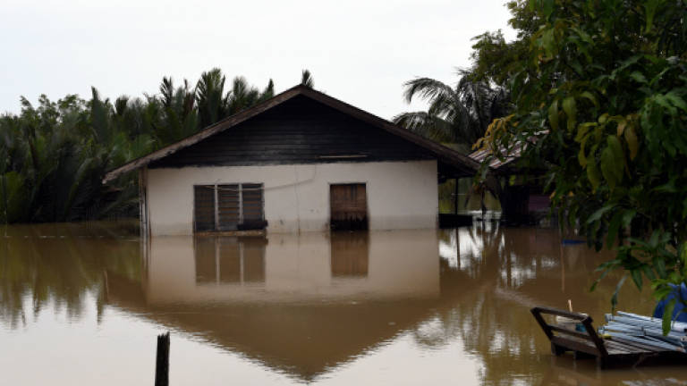 Sabah police, Mamee Double-Decker channel aid to flood victims
