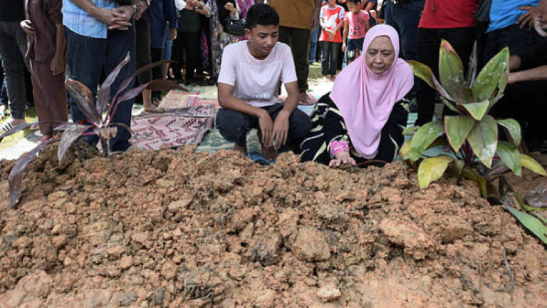 Singer Saleem laid to rest Singer Saleem laid to rest