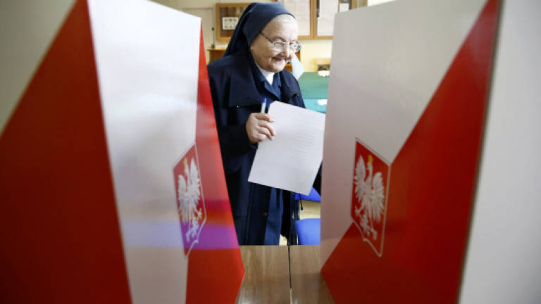 Poles vote for president