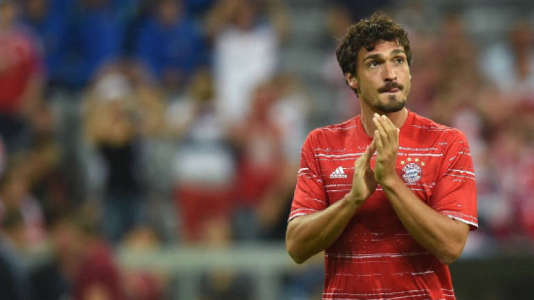 Hummels limps off, Bayern leave it late in Hamburg