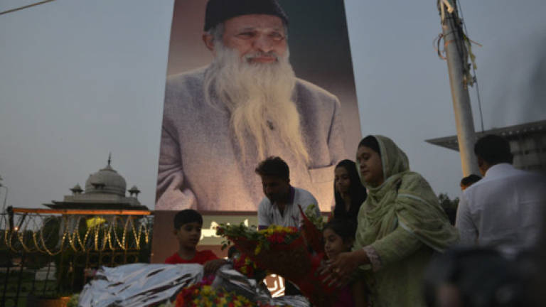 Gloomy Pakistan bids farewell to national hero