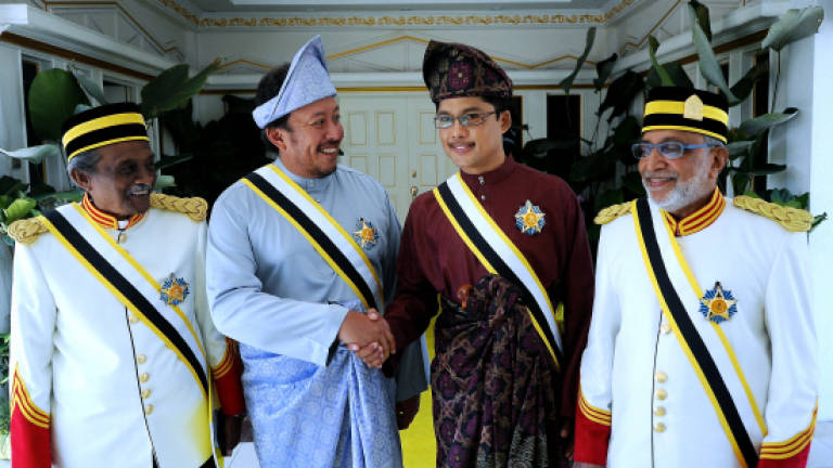 158 receive awards from acting Pahang Sultan Tengku Abdullah