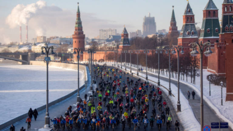 Hundreds brave deep freeze for Moscow bike ride