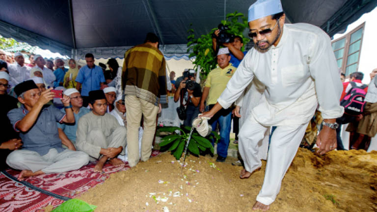 Abdullah Ahmad laid to rest in Kok Lanas