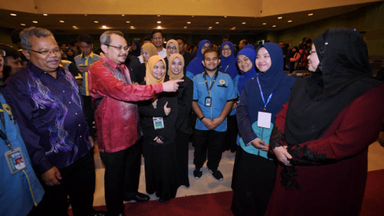 IIUM students the first to take, sign corruption-free pledge