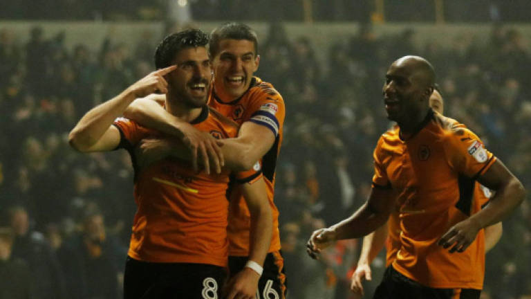 'Magician' Neves scores stunner as Wolves close in on Premier League return