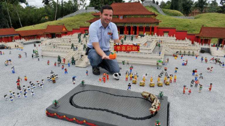 Legoland to build record 1,888 square mandarin oranges