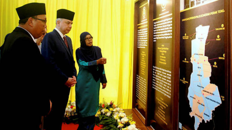 Sultan Nazrin Shah opens Perak Tengah District Council complex