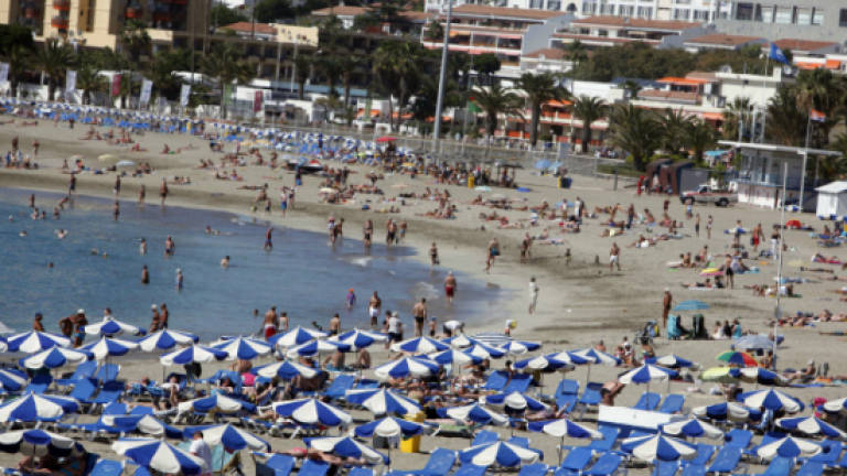 Canary Islands keep beaches open despite algae bloom