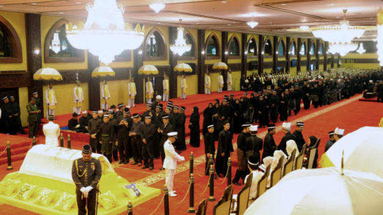 People pay their last respects to the late Sultan of Perak