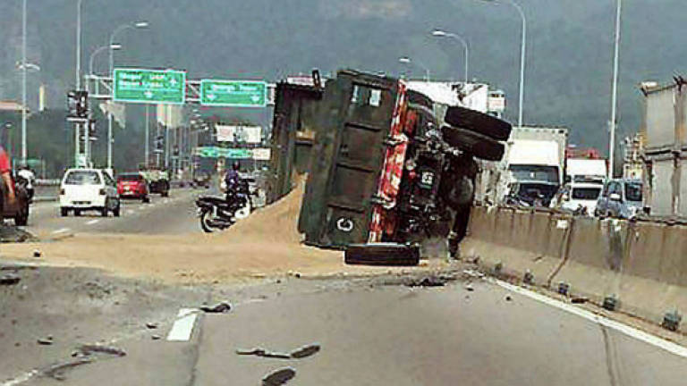 Truck crash causes massive traffic jam on Penang Bridge
