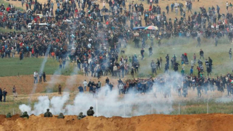 Clashes, 16 dead as thousands of Gazans march near Israel border