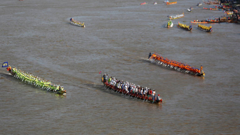 Cambodia celebrates water festival with boat races