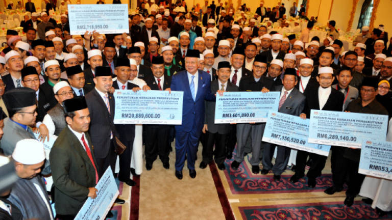 Najib hands out RM80m to religious schools nationwide