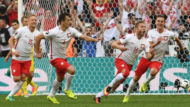 Poland ease into last-16 over hapless Ukraine