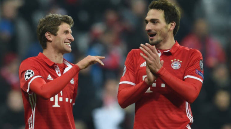 Lahm backs Bayern's struggling Mueller in Berlin