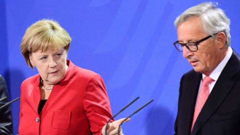 Juncker press conference interrupted by wife ... no, Merkel