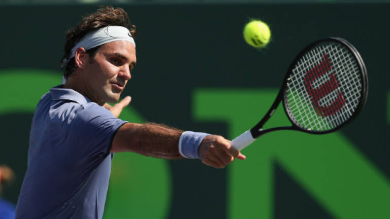 Federer, Murray cruise through Miami sweatshop
