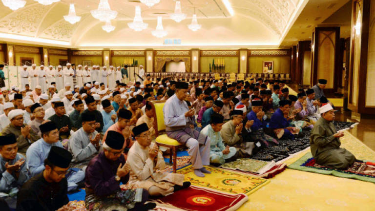 Royalties, commoners attend tahlil prayers for late Sultan Abdul Halim