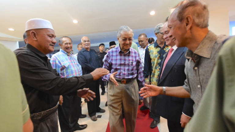Tun M's meeting with taxi drivers' disrupted by drivers angered over Grab (Updated)