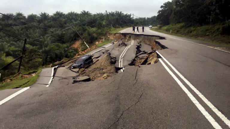 JB-Mersing main road closed after cave-in