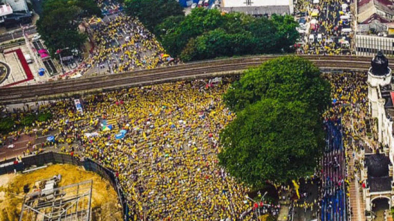 Tens of thousands paint the city yellow