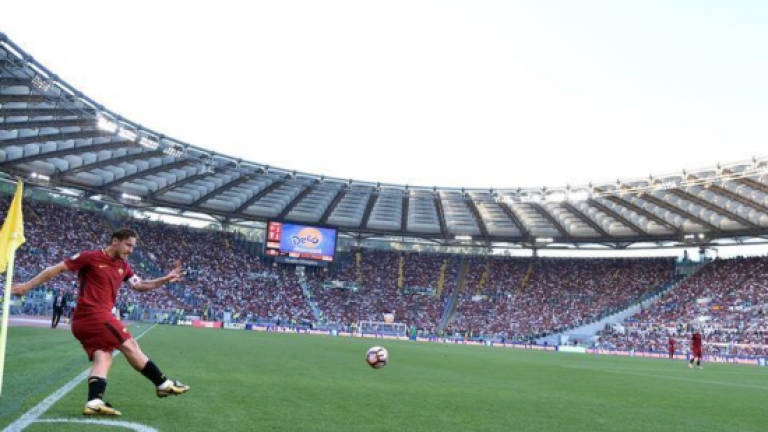 Roma clinch second spot with last-gasp win on 'Totti Day'