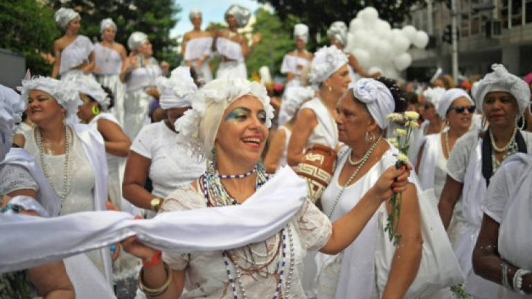 Rio carnival parties attract crowds, but little funding