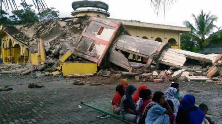 97 dead, scores injured in Indonesian quake: Officials (Updated)