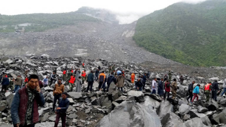 Hopes dim in search for 118 buried by China landslide