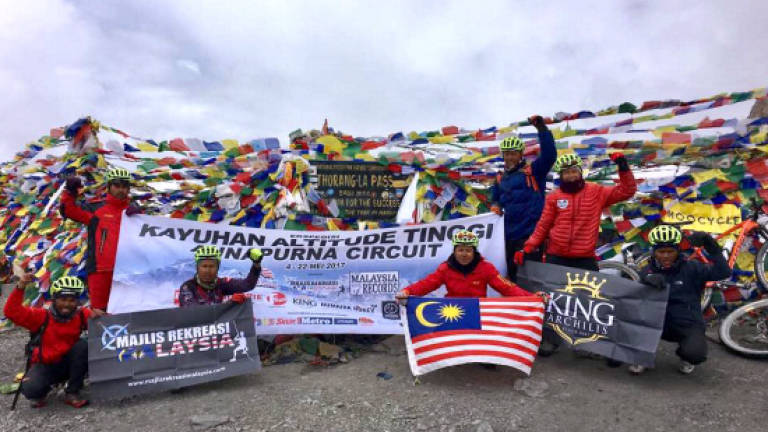 Malaysian cyclists reach Thorong La Pass