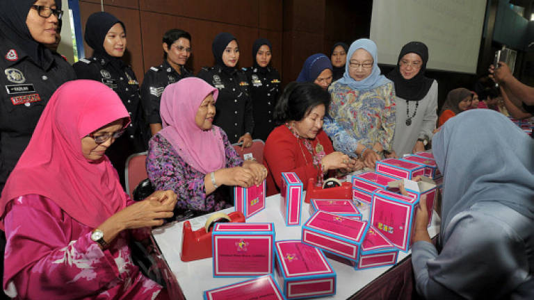 Rosmah led Bakti members to pack 57,000 food boxes for security personnel