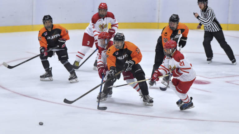 National ice hockey squad start with a bang