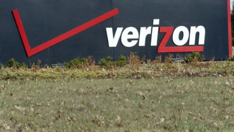 Verizon warily staying with deal to buy Yahoo
