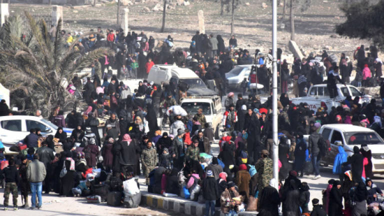 Thousands flee heavy Aleppo fighting