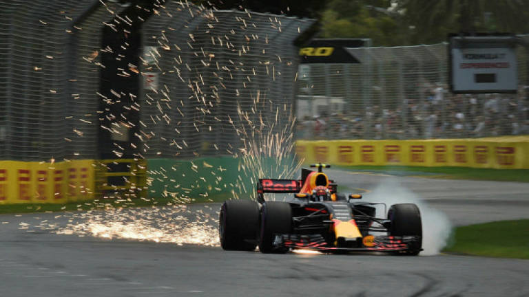 Hamilton fights off Vettel to grab Aussie GP pole