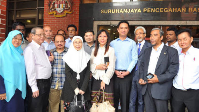 Opposition chiefs visit MACC HQ in show of solidarity