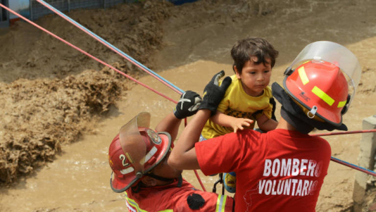 Flash floods hit Peru, stranding thousands