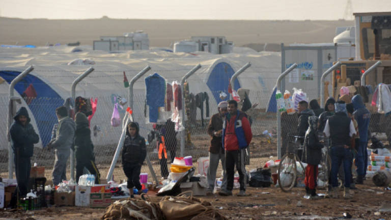 Iraqis create market in mud of displaced camp
